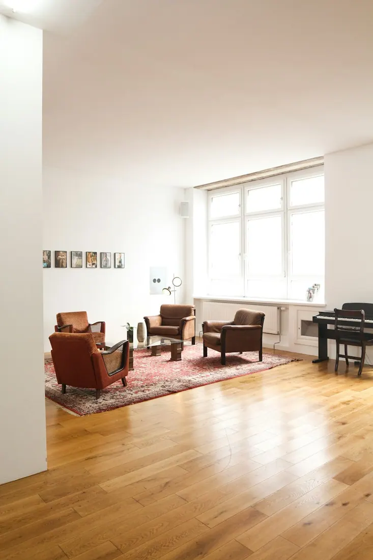 Lichtdurchfluteter Wohnraum mit Parkettboden